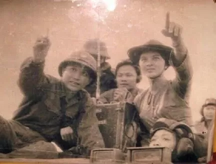 Trung đoàn trưởng Nguyễn Huy Hiệu cùng cô Hai Mỹ trên xe tăng tiến vào Sài Gòn. (Ảnh: NVCC) Trung đoàn trưởng Nguyễn Huy Hiệu cùng cô Hai Mỹ trên xe tăng tiến vào Sài Gòn. (Ảnh: NVCC)