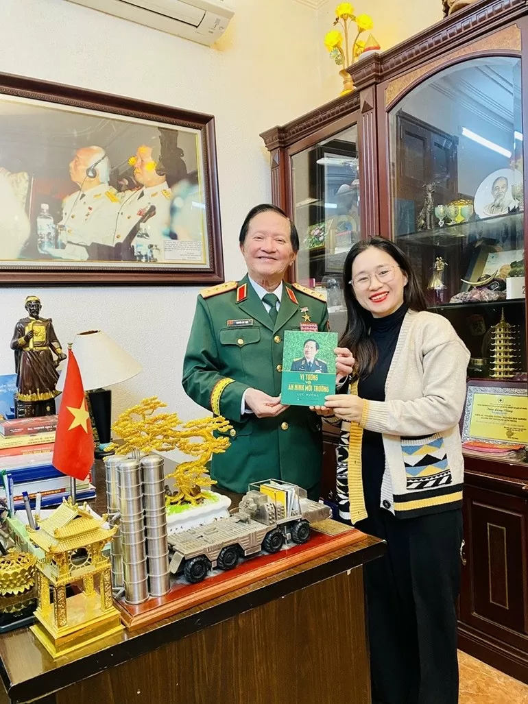 Những trận đánh lịch sử trong ký ức Tướng Quân đội nhân dân Việt Nam (kỳ II): Ý chí trong thương đau nuôi lớn các anh hùng Thượng tướng Nguyễn Huy Hiệu trả lời phỏng vấn phóng viên TG&VN và tặng sách Một thời Quảng trị. (Ảnh: PH)