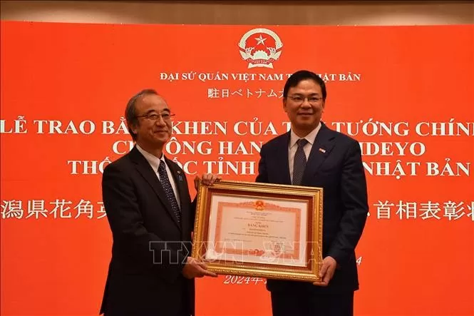 Vietnamese Ambassador to Japan Pham Quang Hieu (R) hands over Prime Minister Pham Minh Chinh's Certificate of Merit to Governor of Niigata prefecture Hanazumi Hideyo on December 20. Vietnamese Ambassador to Japan Pham Quang Hieu (R) hands over Prime Minister Pham Minh Chinh's Certificate of Merit to Governor of Niigata prefecture Hanazumi Hideyo on December 20.
