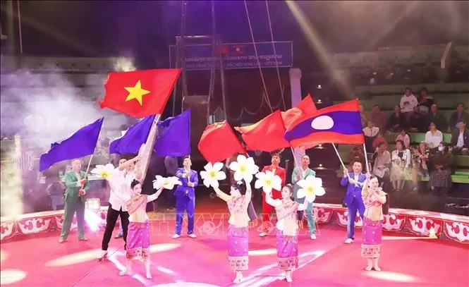 Tiết mục mở màn của chương trình nghệ thuật xiếc tại Lào chào mừng 80 năm Ngày thành lập Quân đội nhân dân Việt Nam Tiết mục mở màn của chương trình nghệ thuật xiếc tại Lào chào mừng 80 năm Ngày thành lập Quân đội nhân dân Việt Nam