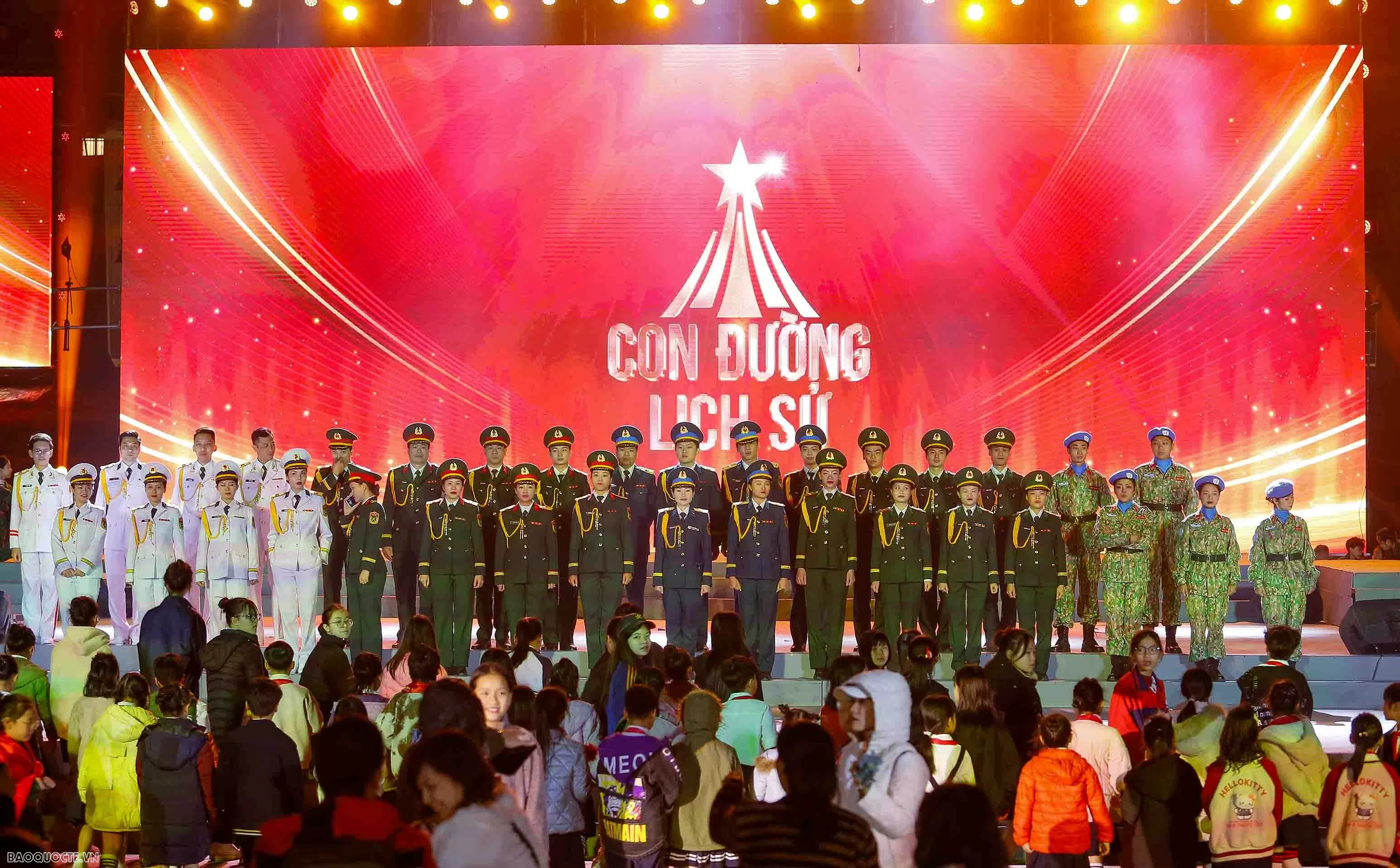 Cùng gần 3.000 chiến sĩ và nghệ sĩ ngược dòng lịch sử của Quân đội Nhân dân Việt Nam Cùng gần 3.000 chiến sĩ và nghệ sĩ ngược dòng lịch sử của Quân đội Nhân dân Việt Nam