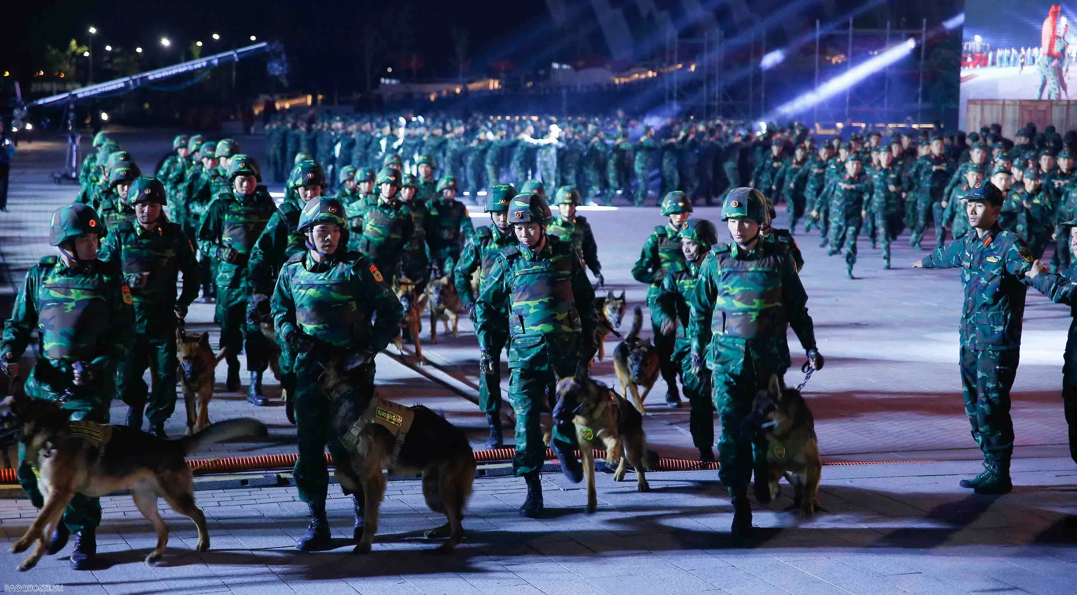 Cùng gần 3.000 chiến sĩ và nghệ sĩ ngược dòng lịch sử của Quân đội Nhân dân Việt Nam Cùng gần 3.000 chiến sĩ và nghệ sĩ ngược dòng lịch sử của Quân đội Nhân dân Việt Nam