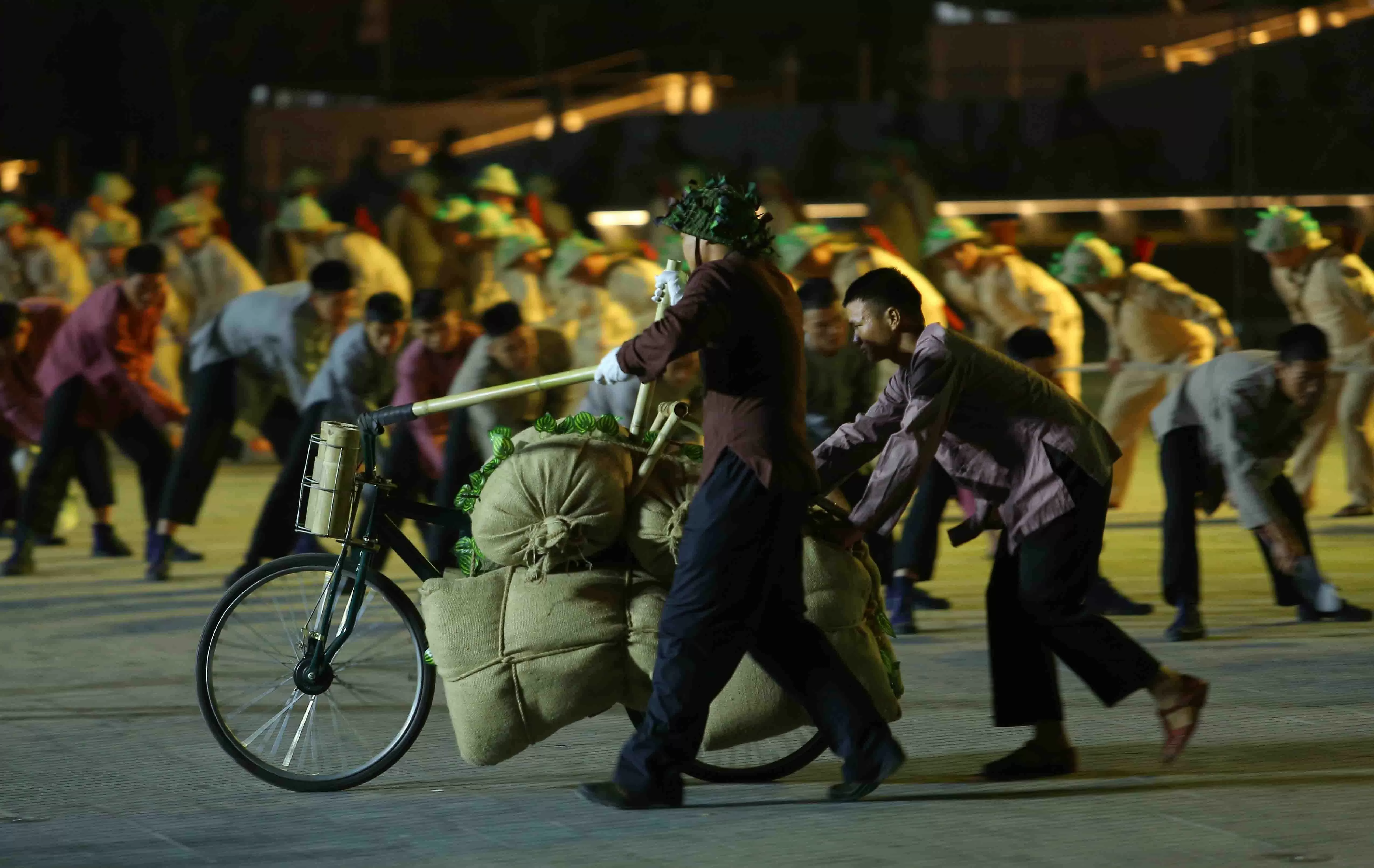 Cùng gần 3.000 chiến sĩ và nghệ sĩ ngược dòng lịch sử của Quân đội Nhân dân Việt Nam Cùng gần 3.000 chiến sĩ và nghệ sĩ ngược dòng lịch sử của Quân đội Nhân dân Việt Nam