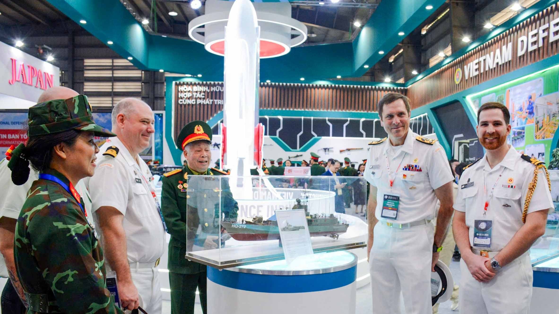Phó Đô đốc Canada: Triển lãm Quốc phòng quốc tế Việt Nam giới thiệu rất nhiều khí tài chưa từng thấy ở triển lãm khác