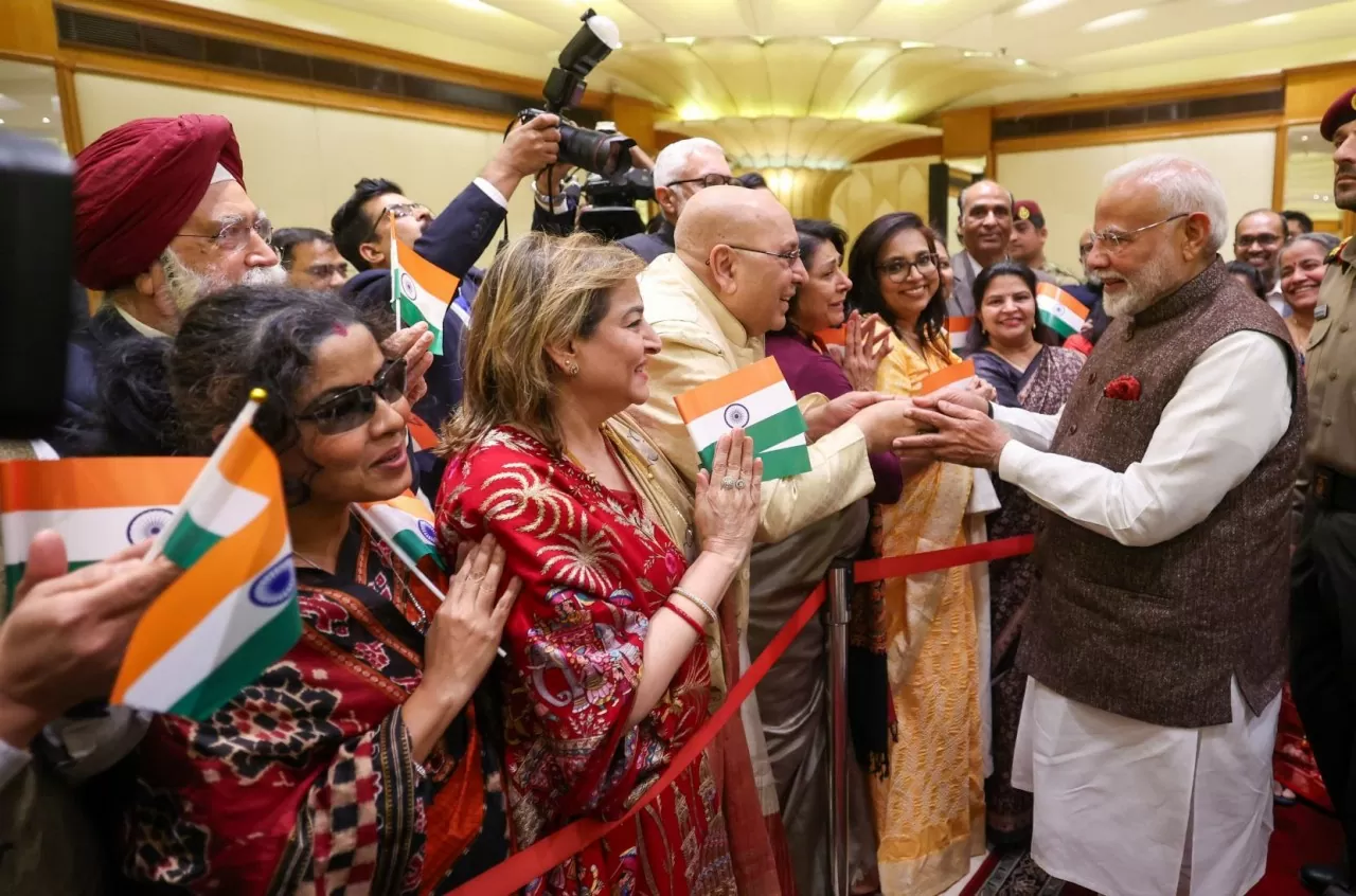 Thủ tướng Ấn Độ Narendra Modi gặp gỡ cộng đồng người Ấn Độ tại Kuwait, ngày 21/12/2024. (Nguồn: X) Thủ tướng Ấn Độ Narendra Modi gặp gỡ cộng đồng người Ấn Độ tại Kuwait, ngày 21/12/2024. (Nguồn: X)