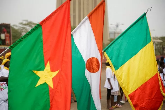 Ba nước Sahel đồng lòng 'dứt áo ra đi' khỏi ECOWAS, đặt quân đội ở mức báo động tối đa Ba nước Sahel đồng lòng 'dứt áo ra đi' khỏi ECOWAS, đặt quân đội ở mức báo động tối đa