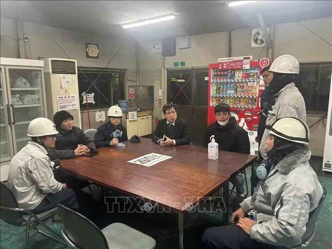 Ban Quản lý Lao động, Đại sứ quán Việt Nam tại Nhật Bản trao đổi với các lao động Việt Nam bị công ty Nekuseru nợ lương.