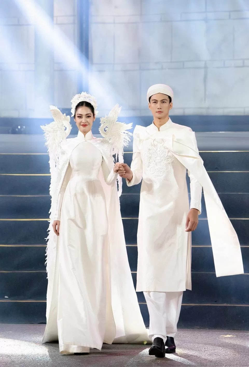 Hoa hậu Nông Thúy Hằng và quán quân The Face Mạc Trung Kiên đảm nhiệm vai trò vedette. Họ sóng đôi với áo dài trắng, mang đến hình ảnh quyền uy lấy cảm hứng rồng, phượng. Hoa hậu Nông Thúy Hằng và quán quân The Face Mạc Trung Kiên đảm nhiệm vai trò vedette. Họ sóng đôi với áo dài trắng, mang đến hình ảnh quyền uy lấy cảm hứng rồng, phượng.