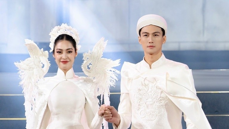 Hoa hậu Nông Thúy Hằng trình diễn áo dài cưới lấy cảm hứng rồng, phượng