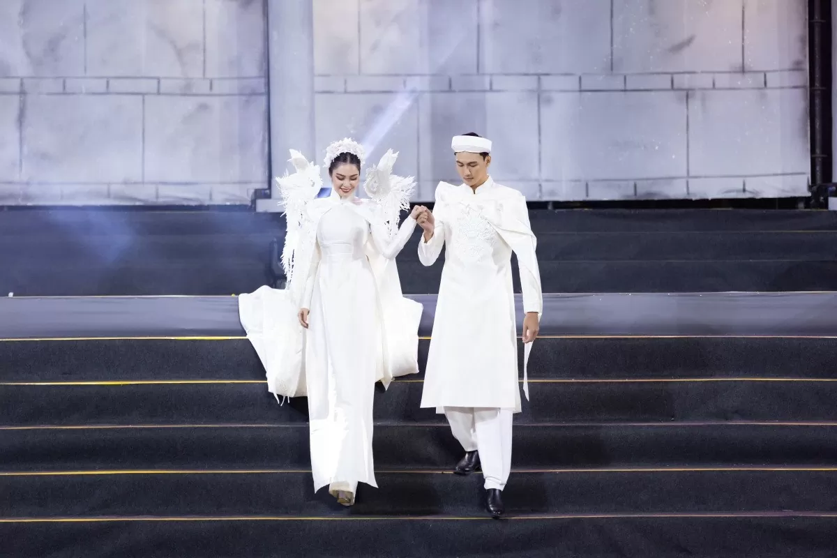 Hoa hậu Nông Thúy Hằng trình diễn áo dài lấy cảm hứng rồng, phượng Hoa hậu Nông Thúy Hằng trình diễn áo dài lấy cảm hứng rồng, phượng