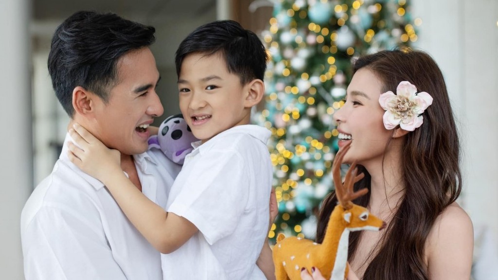 Không khí Giáng sinh ngập tràn mái ấm nhỏ của diễn viên Thúy Diễm - Thế Thành