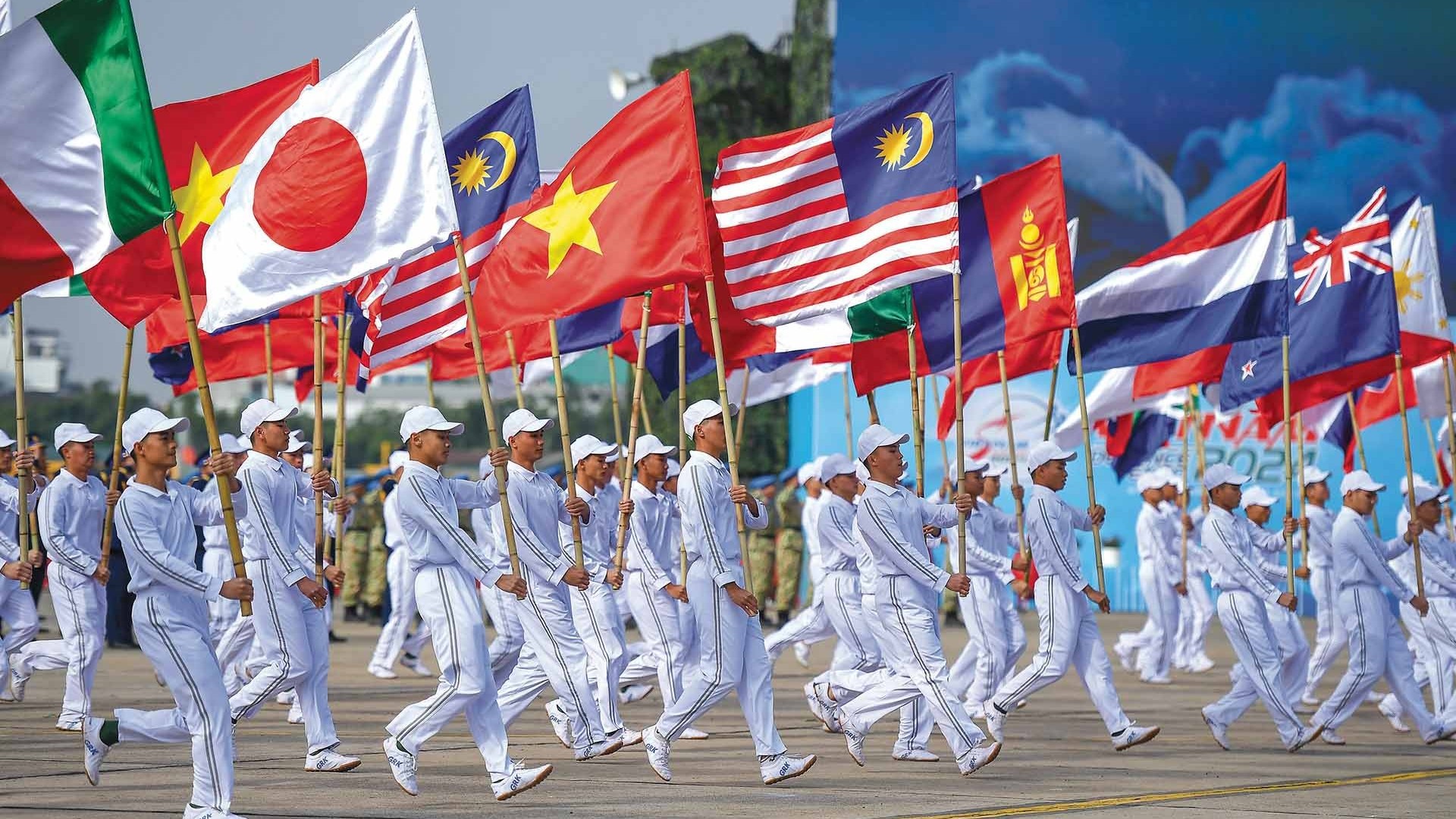 Giương cao ngọn cờ hòa bình và tự vệ