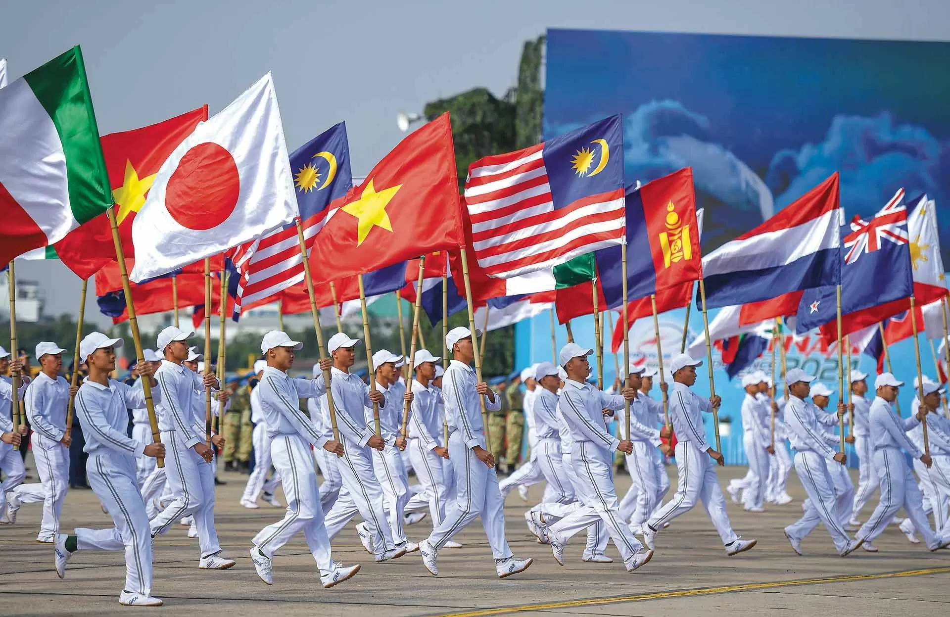 Giương cao ngọn cờ hòa bình và tự vệ Giương cao ngọn cờ hòa bình và tự vệ