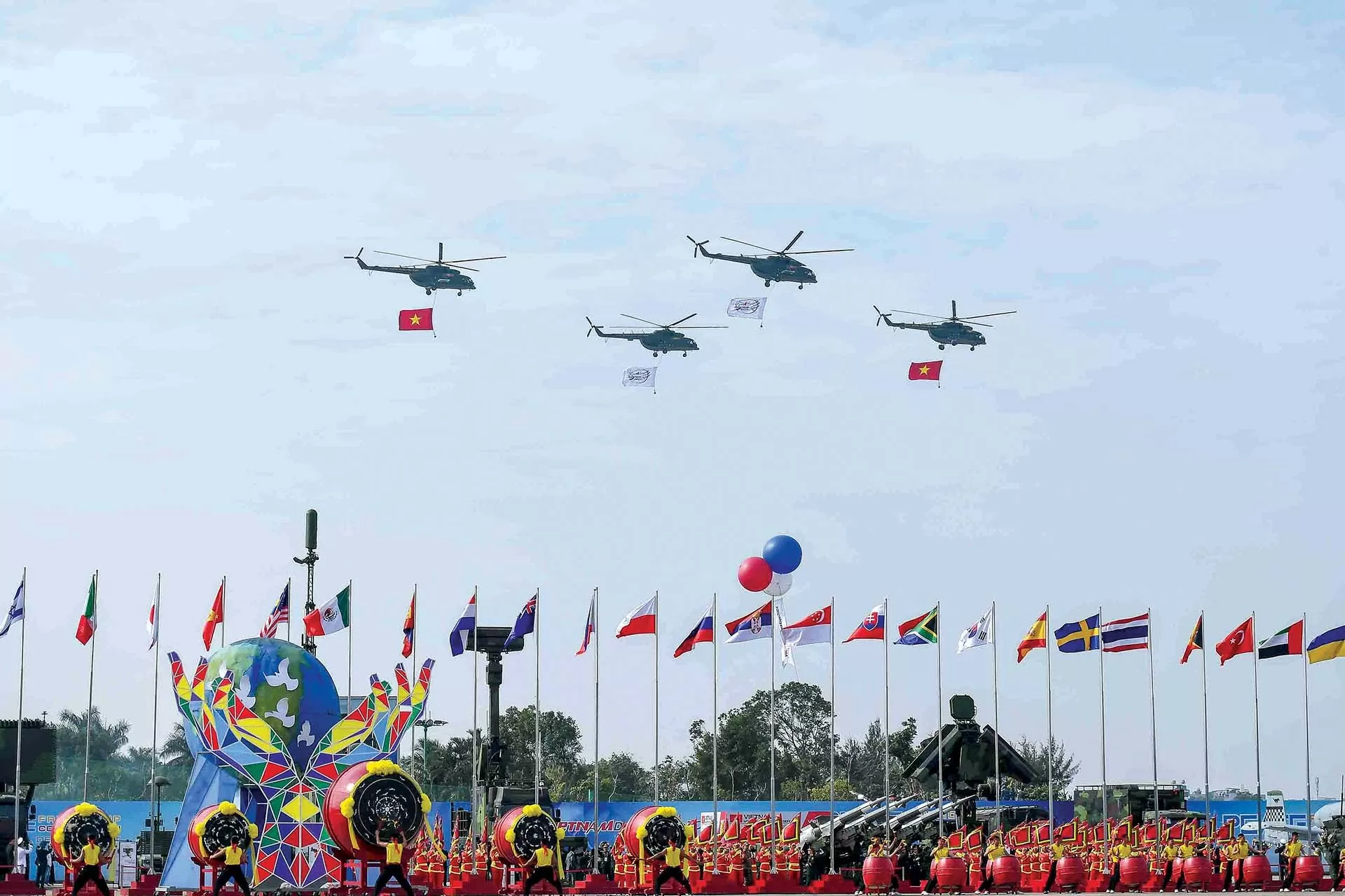 Giương cao ngọn cờ hòa bình và tự vệ Giương cao ngọn cờ hòa bình và tự vệ