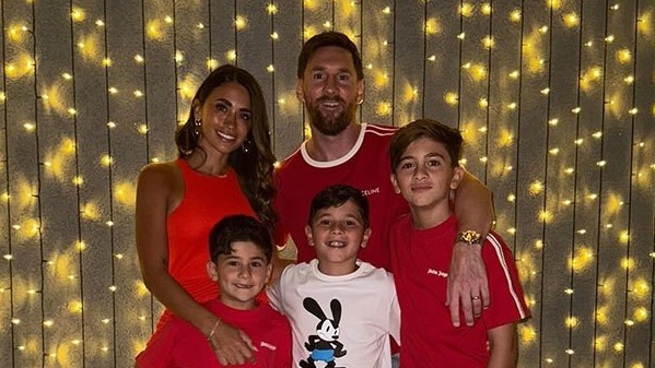 Hình ảnh sao sân cỏ vui bên gia đình đón Giáng sinh