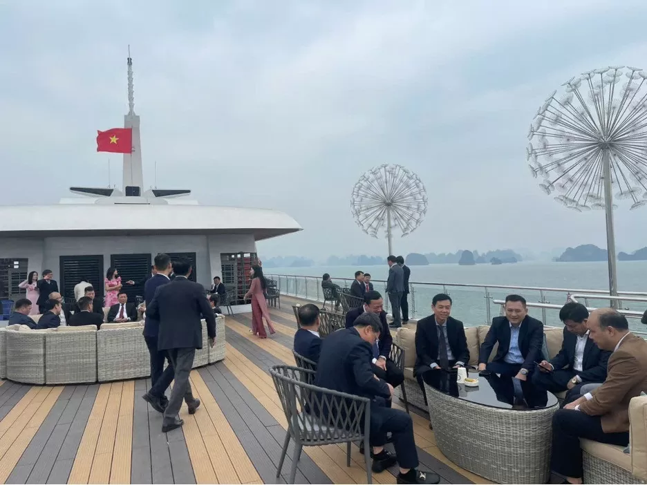 Hội thảo được tổ chức trên du thuyền 5 sao trên Vịnh Hạ Long, đại biểu sau những giờ làm việc có thể nghỉ ngơi chiếm ngưỡng vẻ đẹp của di sản. Hội thảo được tổ chức trên du thuyền 5 sao trên Vịnh Hạ Long, đại biểu sau những giờ làm việc có thể nghỉ ngơi chiếm ngưỡng vẻ đẹp của di sản.