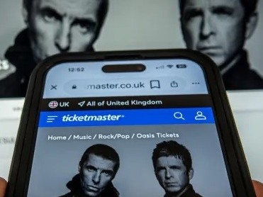 Loạt sao MU chờ xin cầu thủ Man City vé xem ban nhạc rock Oasis biểu diễn