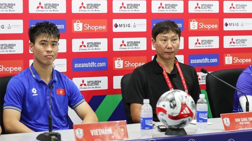 HLV Kim Sang Sik tiếc bàn thắng hụt, hết lời khen thủ môn Đình Triệu