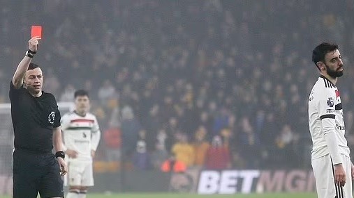 Đội trưởng MU Bruno Fernandes lập kỷ lục thẻ đỏ không mong muốn