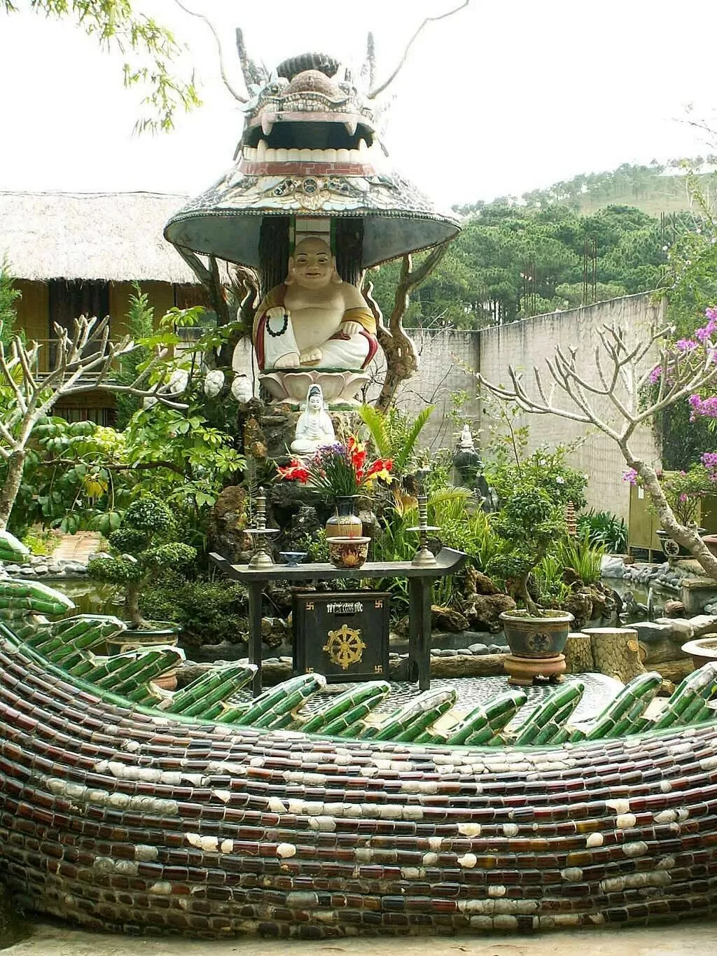 Đà Lạt: Khám phá lối trang trí độc đáo của ‘ngôi chùa ve chai’ Đà Lạt: Khám phá lối trang trí độc đáo của ‘ngôi chùa ve chai’