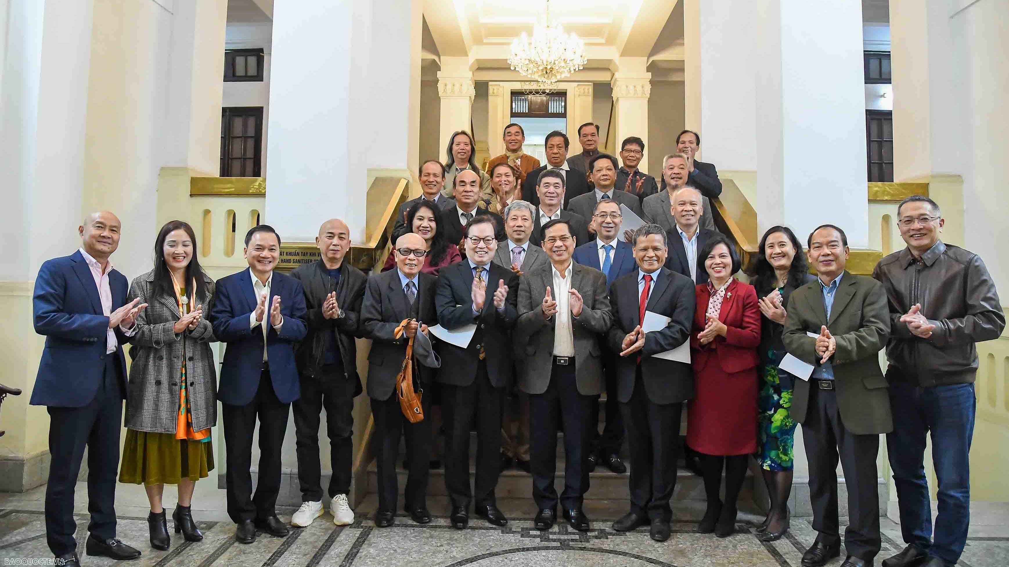 Phó Thủ tướng, Bộ trưởng Ngoại giao Bùi Thanh Sơn gặp mặt công chức, viên chức nghỉ hưu năm 2024