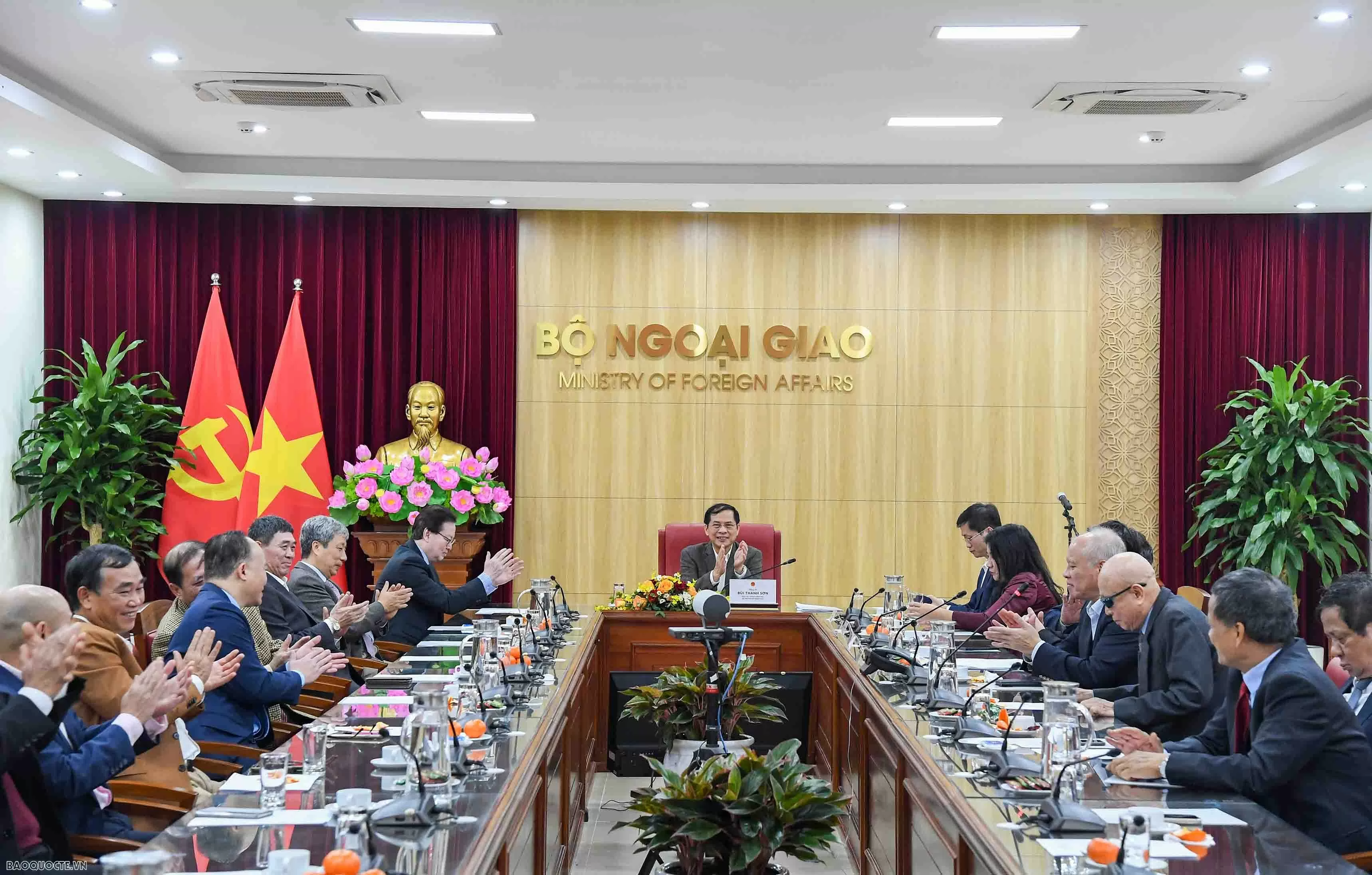 Phó Thủ tướng, Bộ trưởng Bùi Thanh Sơn gặp mặt công chức, viên chức nghỉ hưu năm 2024 Phó Thủ tướng, Bộ trưởng Bùi Thanh Sơn gặp mặt công chức, viên chức nghỉ hưu năm 2024