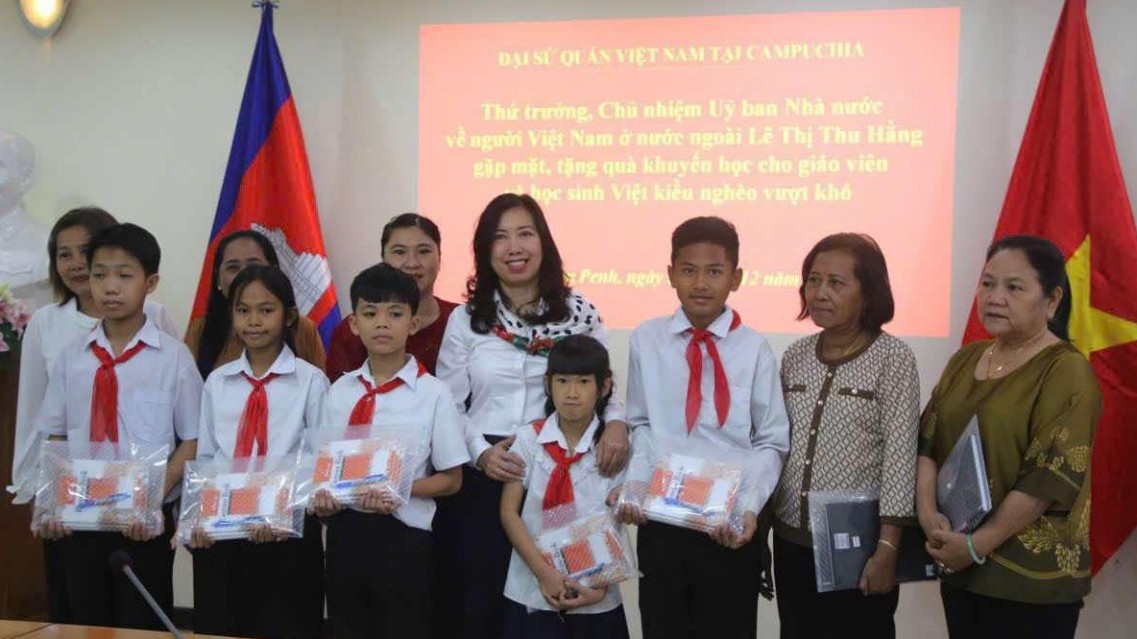 Thứ trưởng Lê Thị Thu Hằng làm việc tại Campuchia, thăm hỏi cộng đồng người gốc Việt