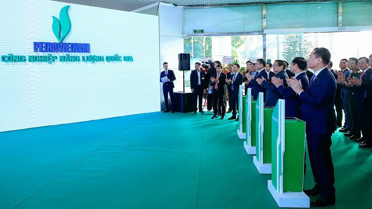 Thủ tướng Phạm Minh Chính, Phó Thủ tướng Bùi Thanh Sơn và các đại biểu thực hiện nghi thức chuyển đổi Tập đoàn Dầu khí Quốc gia Việt Nam thành Tập đoàn Công nghiệp Năng lượng Quốc gia (Petrovietnam). (Nguồn: VGP News) Thủ tướng Phạm Minh Chính, Phó Thủ tướng Bùi Thanh Sơn và các đại biểu thực hiện nghi thức chuyển đổi Tập đoàn Dầu khí Quốc gia Việt Nam thành Tập đoàn Công nghiệp Năng lượng Quốc gia (Petrovietnam). (Nguồn: VGP News)