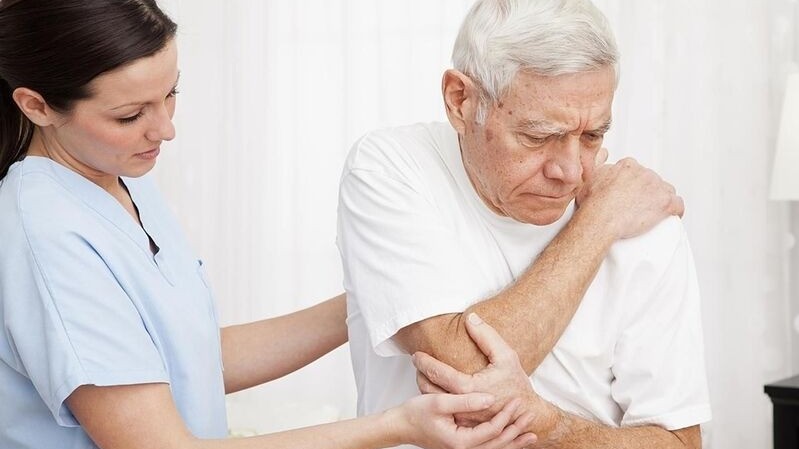 Cách làm dịu cơn đau khớp vào mùa Đông