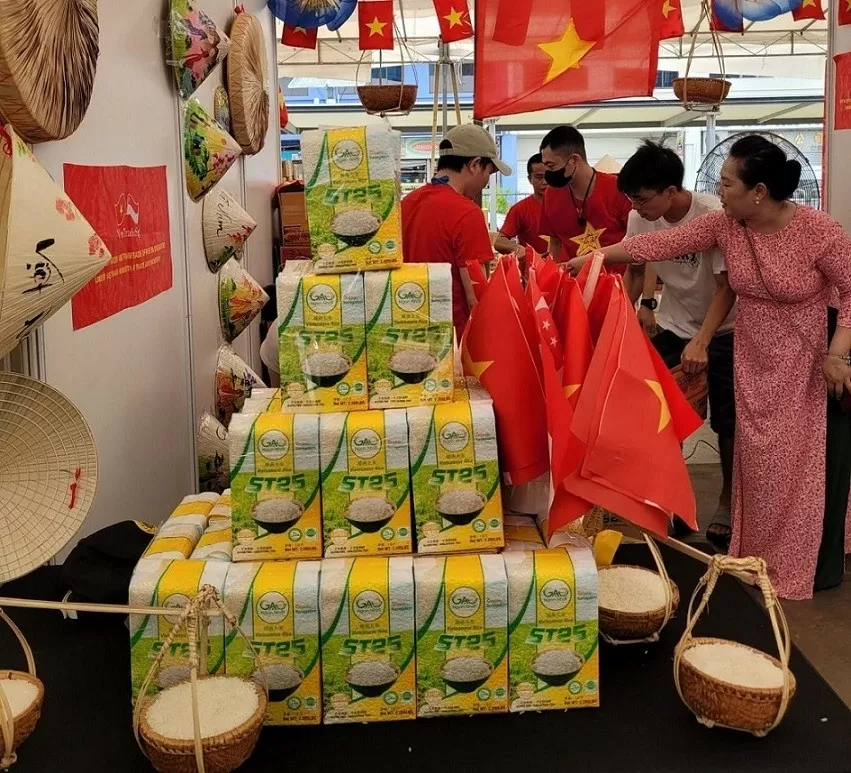 Trưng bày, xúc tiến thương mại sản phẩm gạo tại Singapore vào tháng 12/2023. (Nguồn: Kinhtenet) Trưng bày, xúc tiến thương mại sản phẩm gạo tại Singapore vào tháng 12/2023. (Nguồn: Kinhtenet)