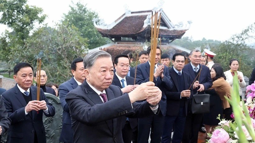 Tổng Bí thư Tô Lâm dâng hương tưởng niệm Chủ tịch Hồ Chí Minh tại Nghệ An
