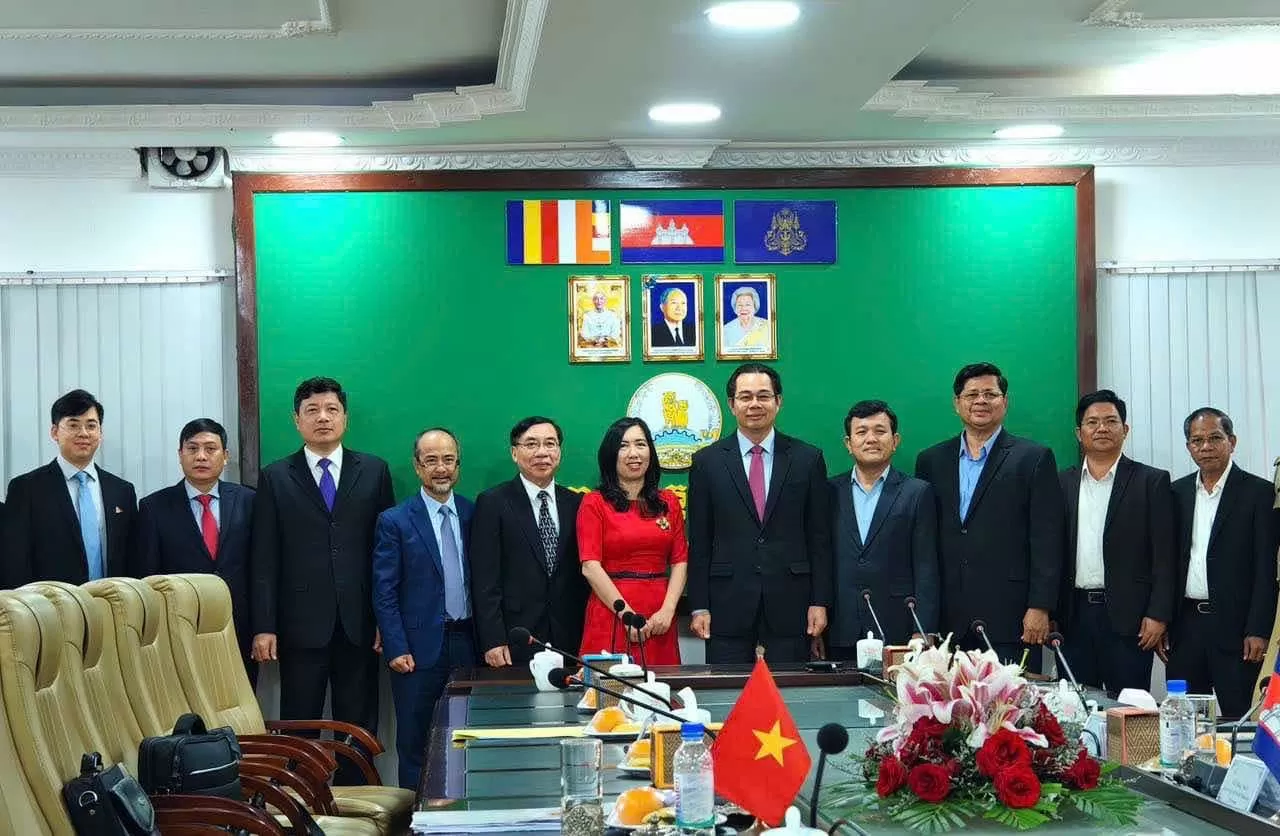 Thứ trưởng Lê Thị Thu Hằng gặp gỡ bà con gốc Việt tại khu vực Tây Nam Campuchia Thứ trưởng Lê Thị Thu Hằng gặp gỡ bà con gốc Việt tại khu vực Tây Nam Campuchia