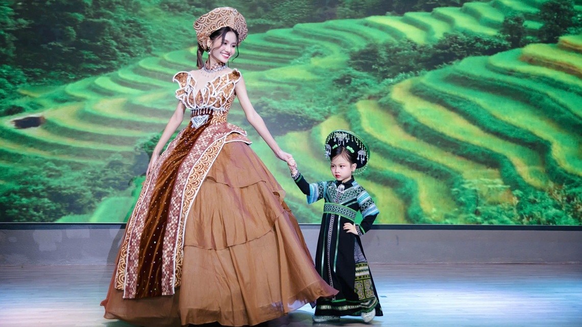 Hoa hậu Nguyễn Thanh Hà trình diễn thời trang tái chế, lan tỏa thông điệp bảo vệ môi trường