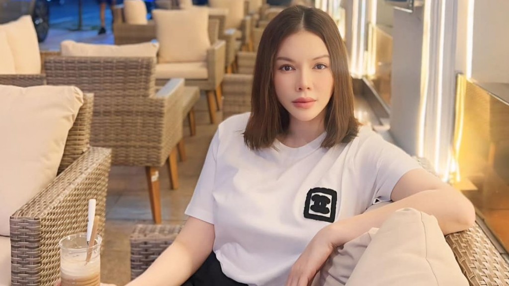 Lý Nhã Kỳ 'hack tuổi' cực đỉnh, Đỗ Mỹ Linh khoe dáng gợi cảm