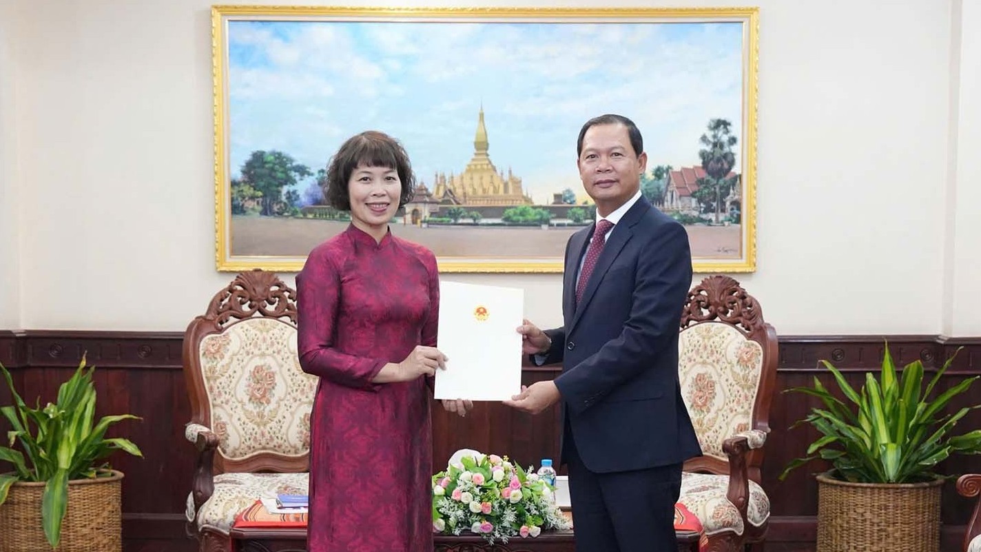 Tổng lãnh sự Việt Nam tại Pakse Tạ Phương Dung trình Thư ủy nhiệm lãnh sự