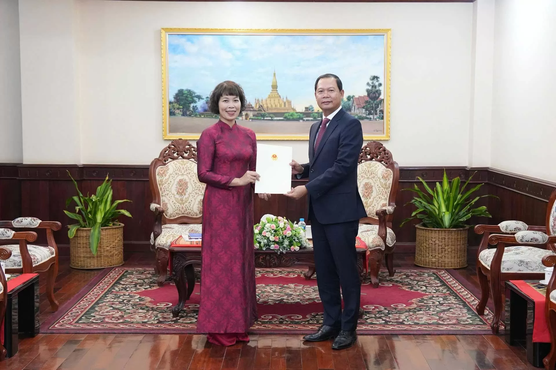 Tổng lãnh sự Việt Nam tại Pakse Tạ Phương Dung trình Thư ủy nhiệm lãnh sự Tổng lãnh sự Việt Nam tại Pakse Tạ Phương Dung trình Thư ủy nhiệm lãnh sự