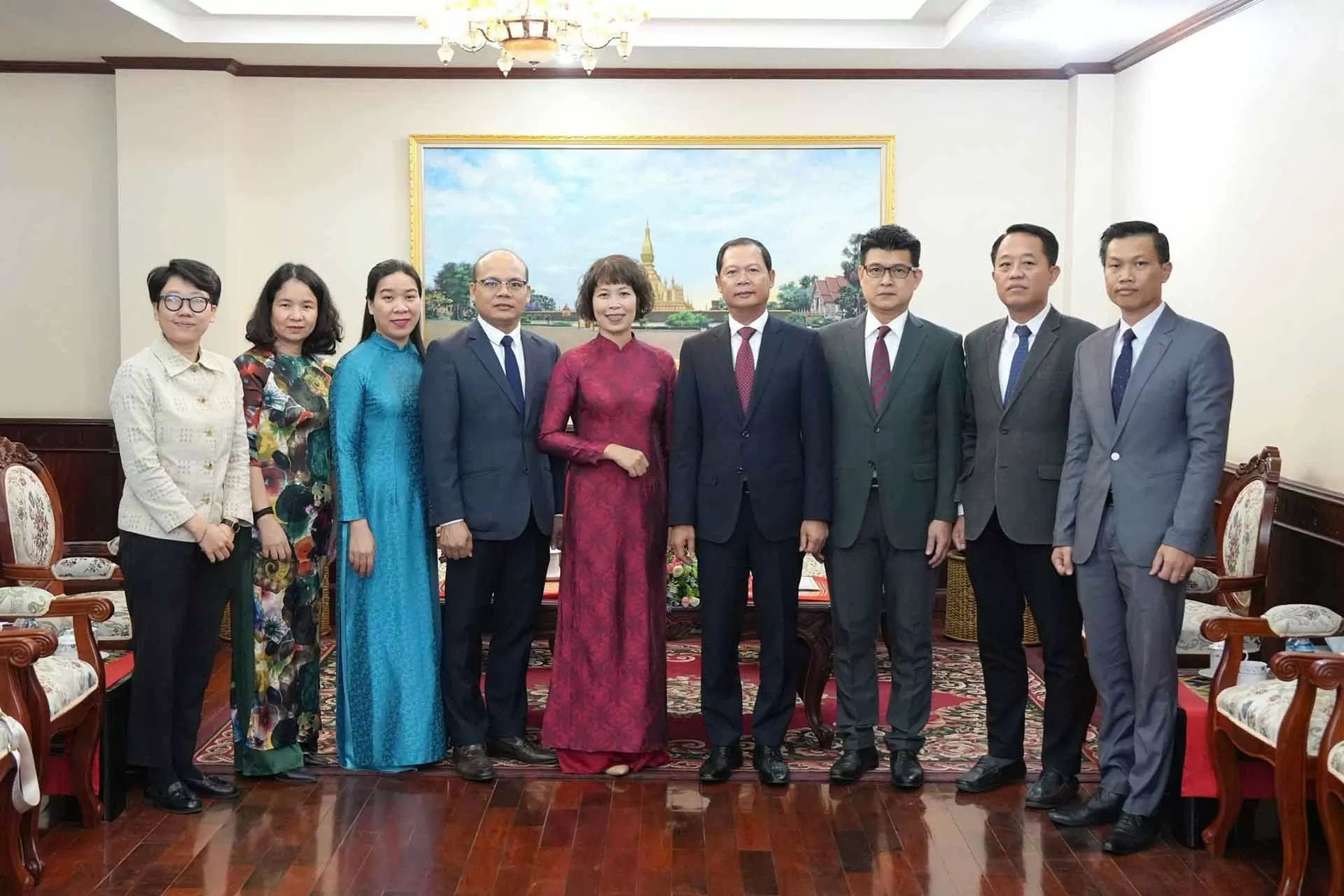 Tổng lãnh sự Việt Nam tại Pakse Tạ Phương Dung trình Thư ủy nhiệm lãnh sự Tổng lãnh sự Việt Nam tại Pakse Tạ Phương Dung trình Thư ủy nhiệm lãnh sự