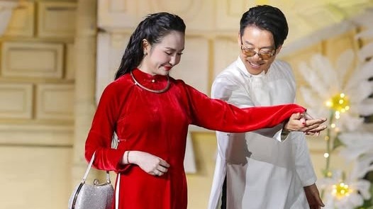 Ca sĩ Tuấn Hưng đăng ảnh tình tứ bên bà xã, Hoa hậu Hà Kiều Anh xinh rươi, rạng rỡ