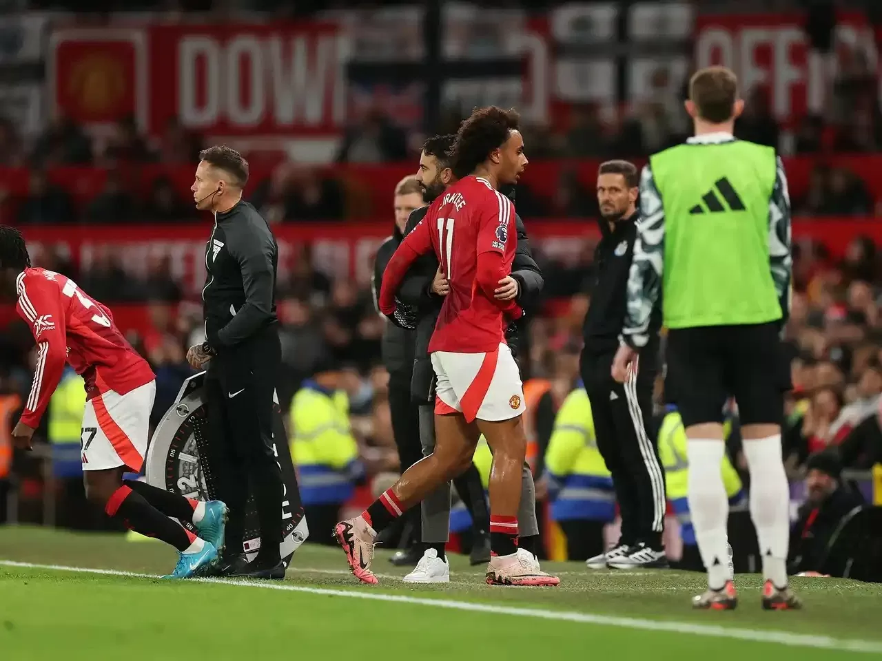 CĐV MU phản đối, Joshua Zirkzee suýt khóc đi vào đường hầm CĐV MU phản đối, Joshua Zirkzee suýt khóc đi vào đường hầm