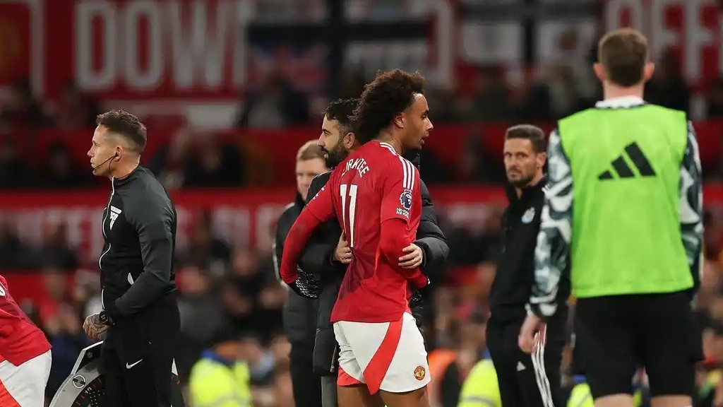 CĐV MU phản đối, tiền đạo Joshua Zirkzee suýt khóc đi vào đường hầm