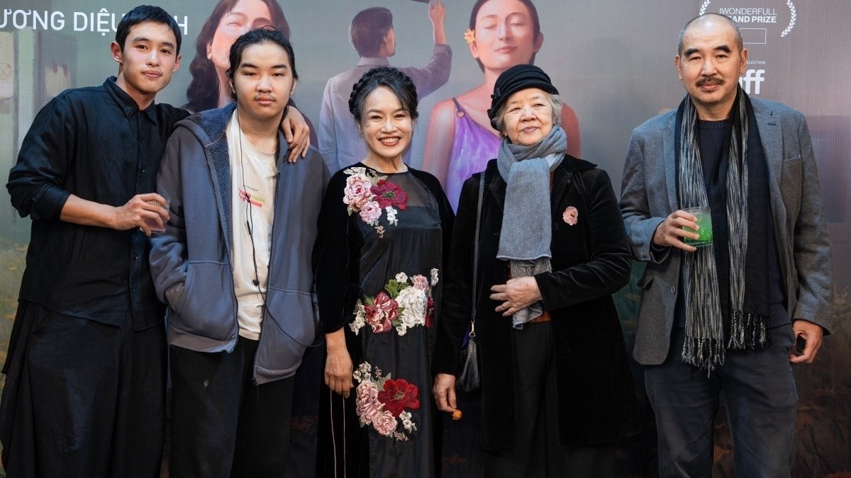 Phim Mưa trên cánh bướm ra rạp, nghệ sĩ Tú Oanh rạng rỡ bên người thân và đồng nghiệp