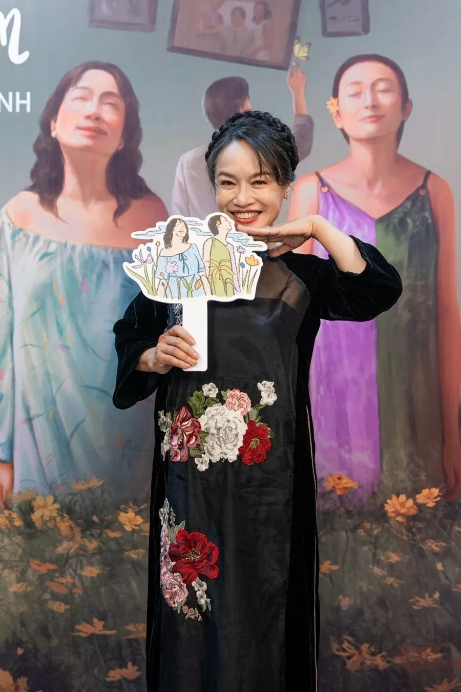 Nghệ sĩ Tú Oanh diện áo dài thêu hoa trang nhã, vấn tóc điệu đà trong sự kiện ra mắt phim Phim Mưa trên cánh bướm ra rạp, nghệ sĩ Tú Oanh rạng rỡ bên người thân và đồng nghiệp