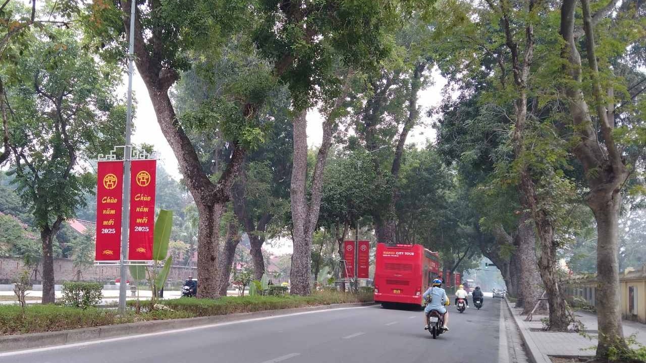 Dự báo thời tiết ngày mai (Tết Dương lịch 2025): Bắc Bộ trời rét, nhiều mây, sáng sớm có sương mù; Nam Trung Bộ mưa rào