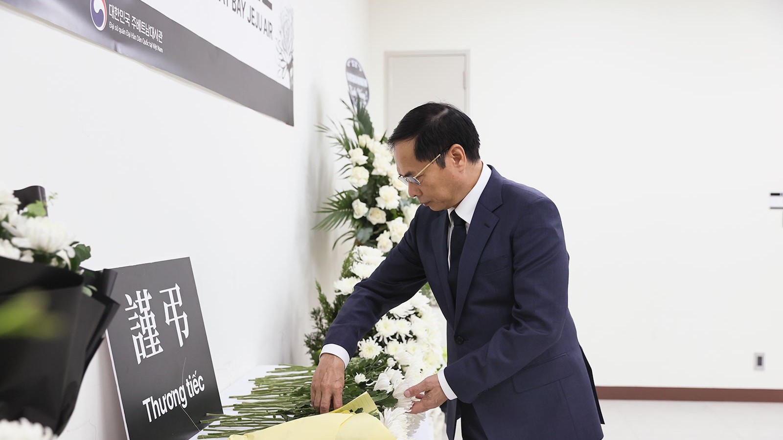 Phó Thủ tướng, Bộ trưởng Ngoại giao Bùi Thanh Sơn viếng và tưởng niệm nạn nhân vụ tai nạn máy bay của hãng Jeju Air