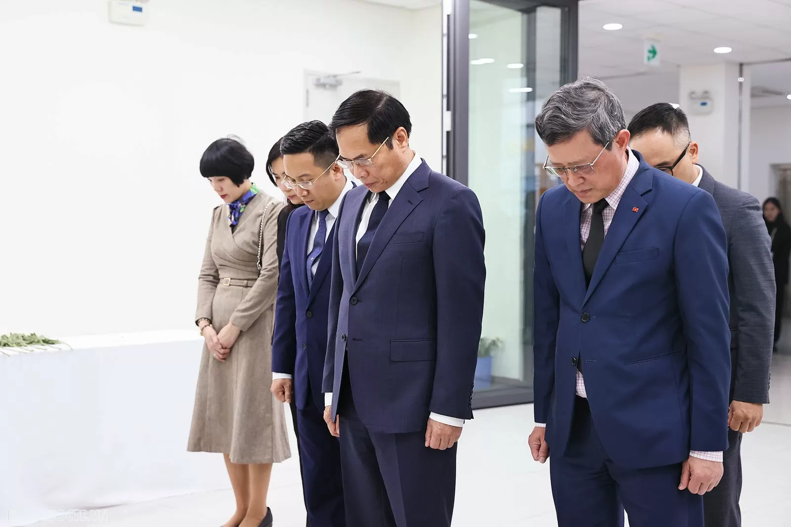 Phó Thủ tướng, Bộ trưởng Ngoại giao Bùi Thanh Sơn ghi sổ tang tưởng niệm nạn nhân vụ tai nạn máy bay hãng Jeju Air Phó Thủ tướng, Bộ trưởng Ngoại giao Bùi Thanh Sơn ghi sổ tang tưởng niệm nạn nhân vụ tai nạn máy bay hãng Jeju Air