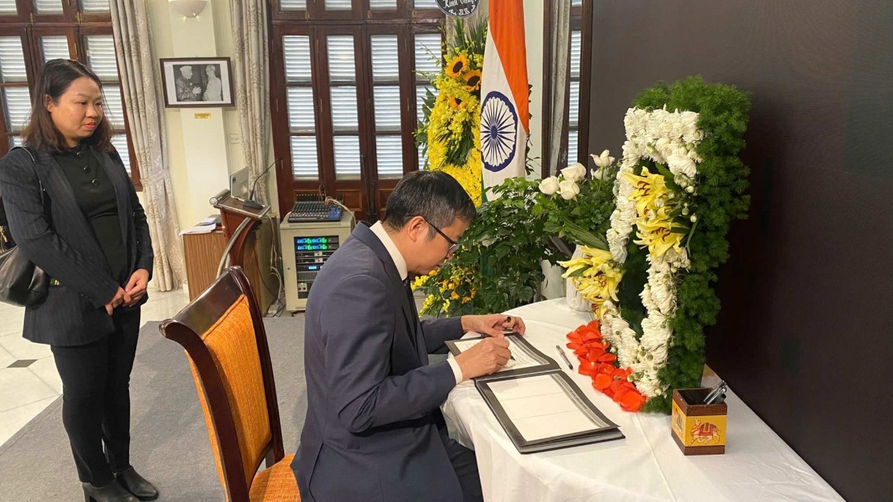 Thứ trưởng Ngoại giao Phạm Thanh Bình viếng và ghi sổ tang tưởng niệm cố Thủ tướng Ấn Độ Manmohan Singh