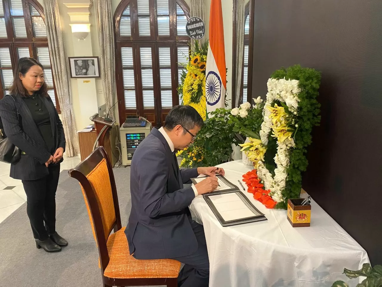Thứ trưởng Ngoại giao Phạm Thanh Bình viếng và ghi sổ tang tưởng niệm cố Thủ tướng Ấn Độ Manmohan Singh Thứ trưởng Ngoại giao Phạm Thanh Bình viếng và ghi sổ tang tưởng niệm cố Thủ tướng Ấn Độ Manmohan Singh