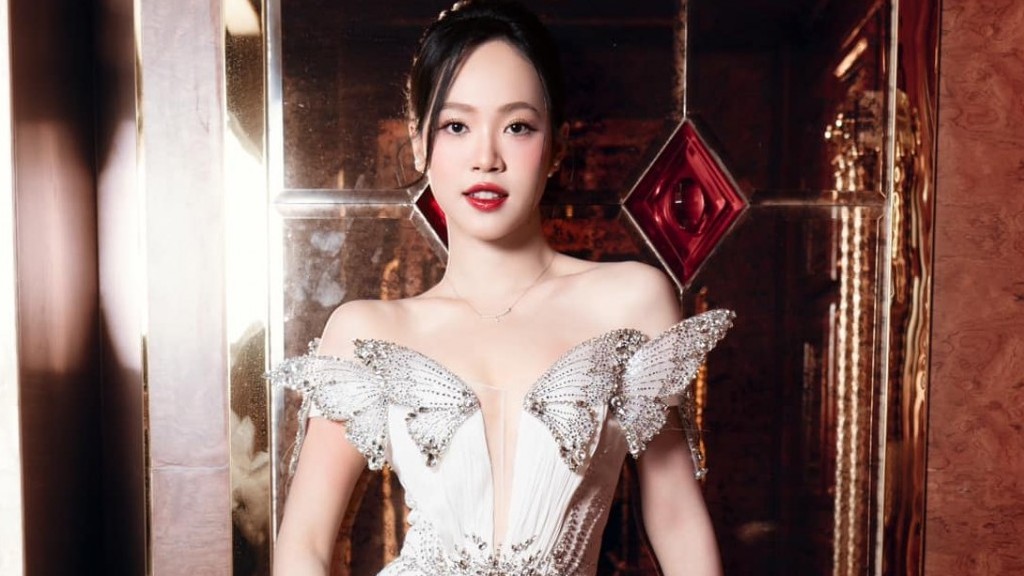 Á hậu Trịnh Thùy Linh ghi điểm bởi hình ảnh nhẹ nhàng, quyến rũ