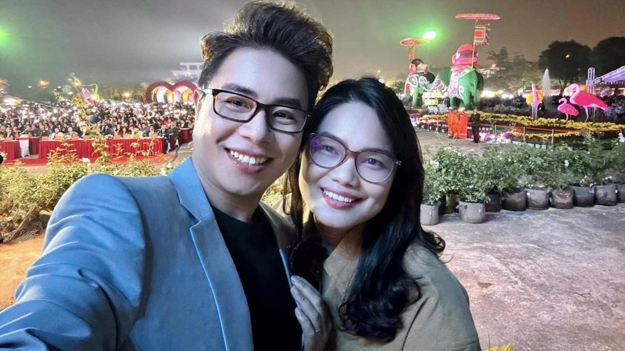 Sao Việt: MC Trịnh Lê Anh hạnh phúc bên vợ trẻ, diễn viên Bảo Thanh rạng rỡ ngày đầu năm
