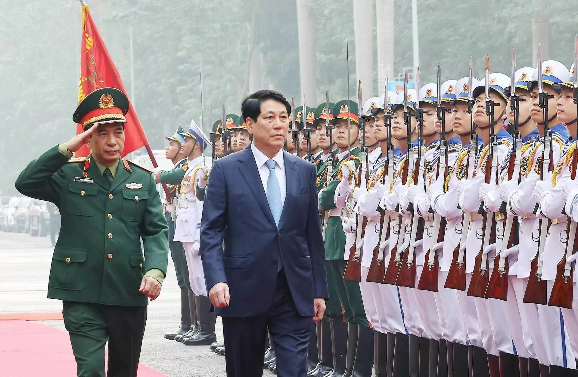 Sáng 26/12, tại Hà Nội, Chủ tịch nước Lương Cường dự và chỉ đạo Hội nghị Quân chính toàn quân năm 2024. Trong ảnh: Chủ tịch nước Lương Cường duyệt đội danh dự. (Nguồn: TTXVN)